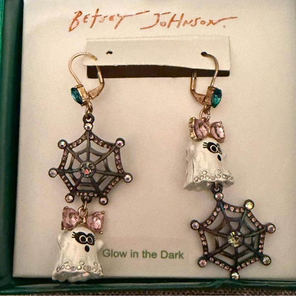 Betsey Johnson Ghost Spiderweb Halloween earrings
NWT - Picture 3 of 4